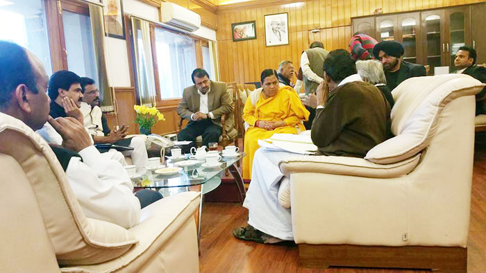 Chief Minister Oommen Chandy holding discussions with Union Minister Uma Bharti in Delhi on Thursday
